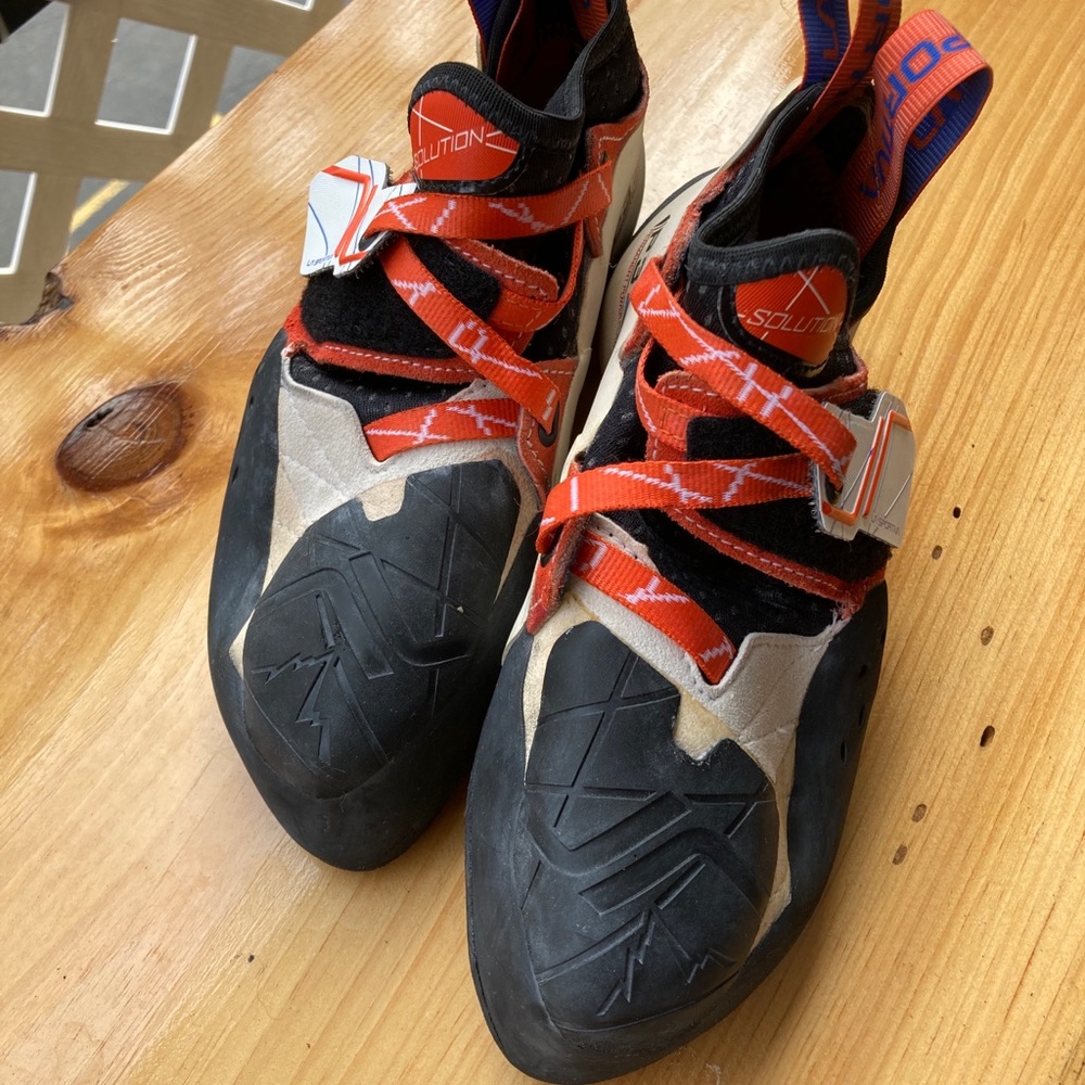 La sportiva 39.0 solution climbing shoes